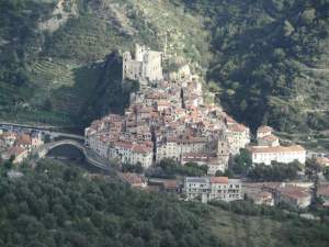 Xtrallusion photo library of independent, self-guided walking and sightseeing holidays in Italy. Pictures, images, photos and photographs taken along the way of this 1-day walking itinerary, to give you a visual impression of the day's walk.